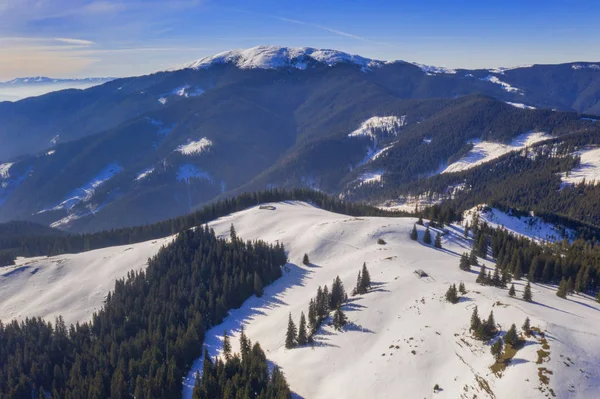 Mountain vinter scen, antenn solig dag Visa — Stockfoto