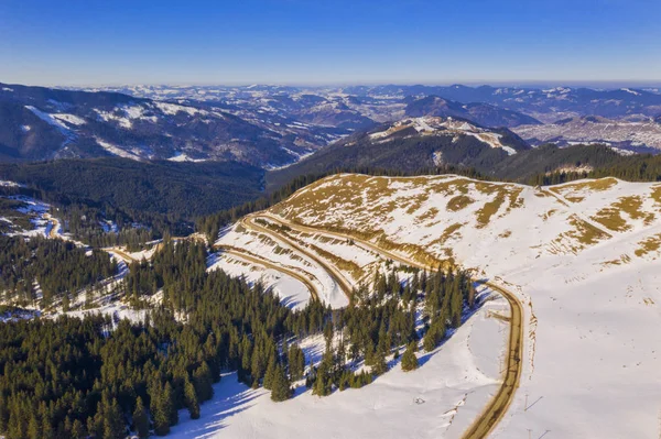 Mountain pass road v Krásný slunečný den — Stock fotografie