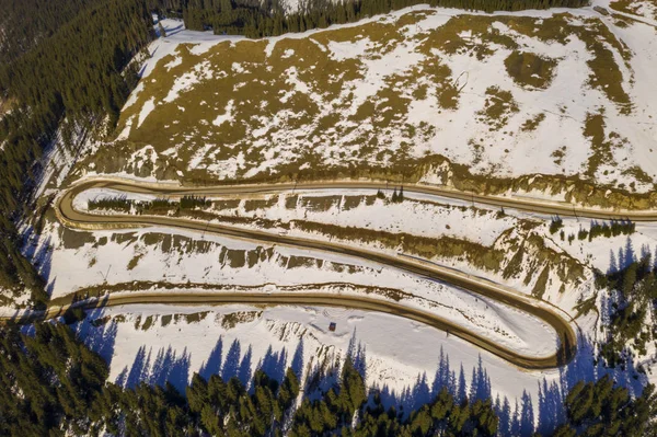 Vista aerea di tortuosa strada di montagna — Foto Stock