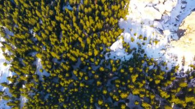 Kışın dağ yukarıda uçak uçan