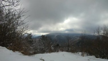 Zaman atlamalı bir kış bulutlu günde