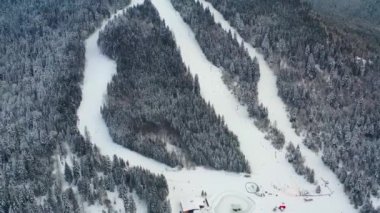 Kayak pisti ile dondurulmuş orman havadan görünümü