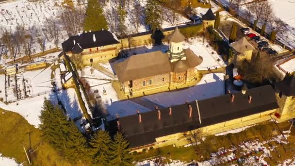 Luchtfoto van het Moldovita klooster in Roemenië — Stockvideo