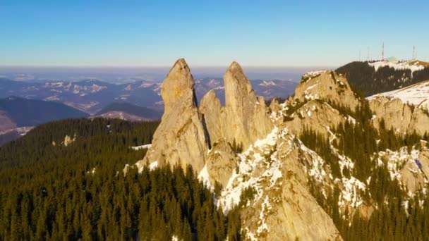 Drone Volador Las Montañas Invierno Piedras Señora Las Montañas Rarau — Vídeo de stock
