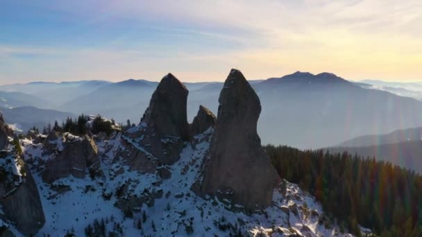 Під час заходу сонця rocky зустрічі на вищому рівні, політ drone. — стокове відео