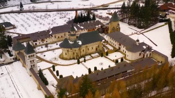 Luftaufnahme des mittelalterlichen orthodoxen Klosters Putna — Stockvideo