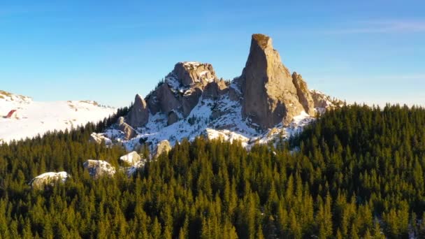 Drohne umkreist Gipfelfelsen bei Sonnenuntergang — Stockvideo