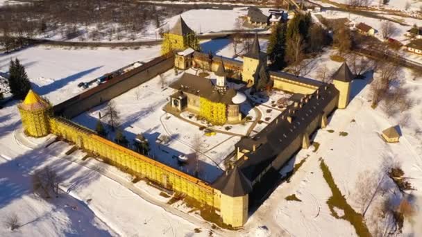 Bukovina içinde Sucevita manastır havadan görünümü. — Stok video