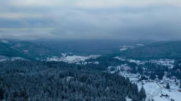 Luchtfoto van bevroren bos en resort met enkele wolken aan de hemel. — Stockvideo