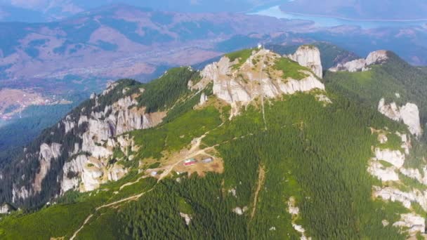 Скалы и лес летний пейзаж, вид с воздуха — стоковое видео