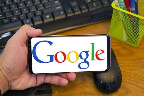 Mobiltelefon som visar Google — Stockfoto