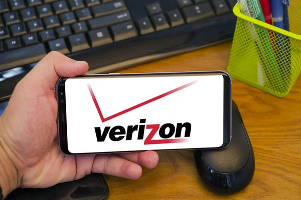 Firma Verizon na mobilním displeji — Stock fotografie