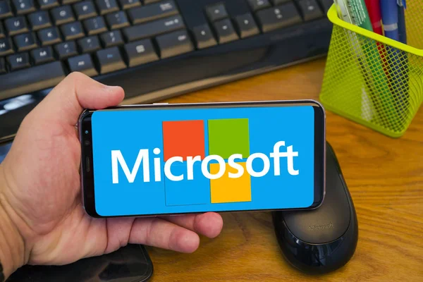 Microsoft logosu ile hareket eden aygıt — Stok fotoğraf