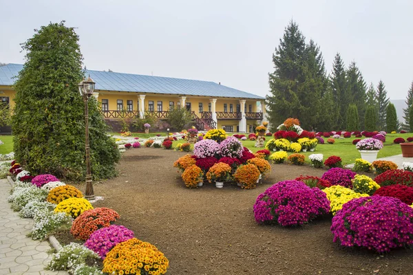 Beautiful garden  in the courtyard of Hincu monastery. — Stock Photo, Image