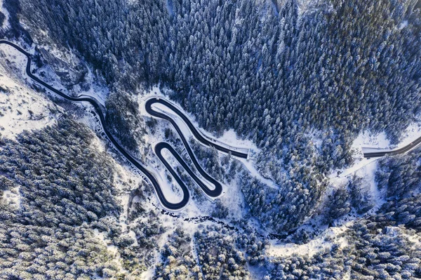 Zimowa górska droga z góry — Zdjęcie stockowe