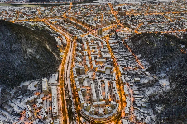 Aerial view of city and mountain behind at dusk — Stock Photo, Image