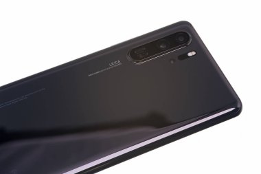 Siyah Huawei mobil, arka taraf