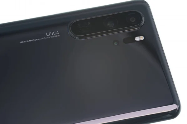 Huawei モバイルのクワッドライカカメラ — ストック写真