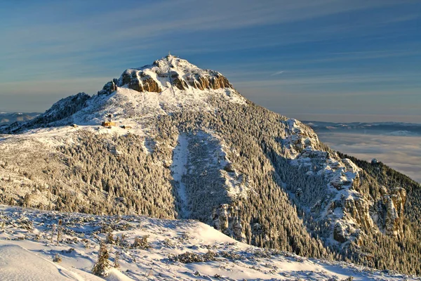 Escena de invierno, bosque congelado y montaña — Foto de Stock