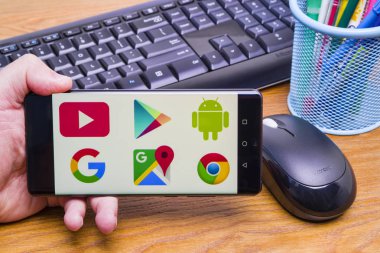 Piatra Neamt, Romanya - 13 Nisan 2019: El ekranda Google hizmetleri ile yeni Huawei amiral gemisi, P30 Pro, tutar, ofis arka plan.