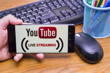 Piatra Neamt, Romanya - 13 Nisan 2019: Yeni Huawei amiral gemisi P30 Pro, Youtube Live ile ekranda, ofis arka planı.