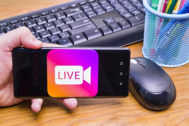 Piatra Neamt, Romanya - 13 Nisan 2019: El ekranda Instagram Live logosu ile yeni Huawei amiral gemisi, P30 Pro tutar, ofis arka plan.