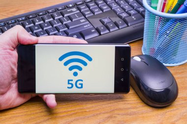 Piatra Neamt, Romanya - 13 Nisan 2019: El ekranda 5g mobil bağlantı ile yeni Huawei amiral gemisi, P30 Pro, tutar, ofis arka plan.
