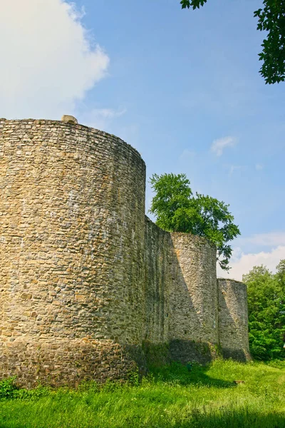 Fortaleza torre ruínas no verão — Fotografia de Stock