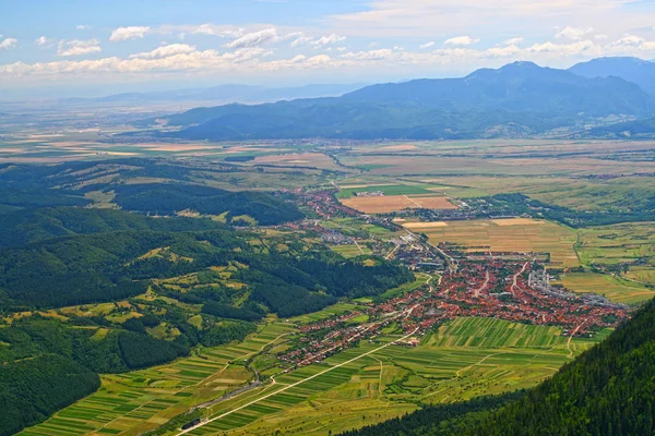 Şehir ve dağın en üst manzarası — Stok fotoğraf