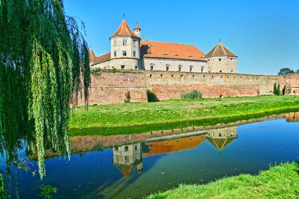 Letní scéna s pevností zrcadlení — Stock fotografie