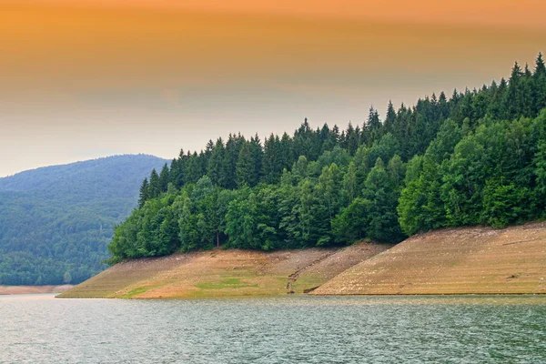 Niski poziom wody jeziora — Zdjęcie stockowe