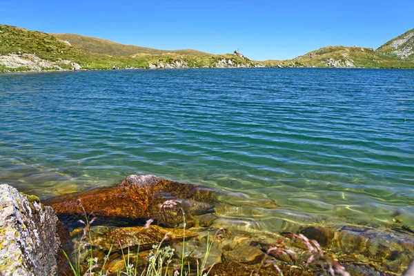 山上清澈的夏季湖泊 — 图库照片
