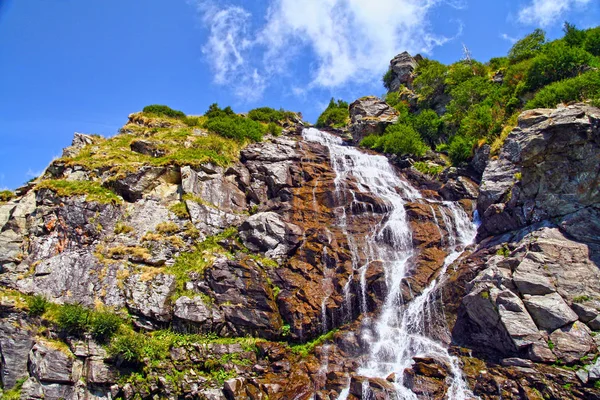 Skalnatý vodopád v letní hoře — Stock fotografie