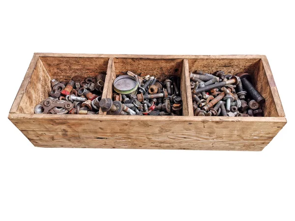 Дерев'яна коробка зі старими металевими шматочками — стокове фото