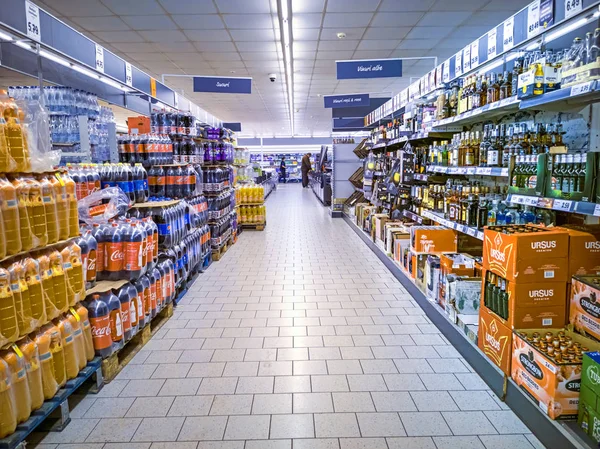 Alkoholhylle i et supermarked – stockfoto