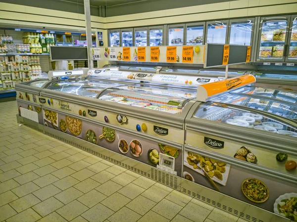Dondurulmuş gıdalar ve süt ürünleri ile buzdolabı — Stok fotoğraf
