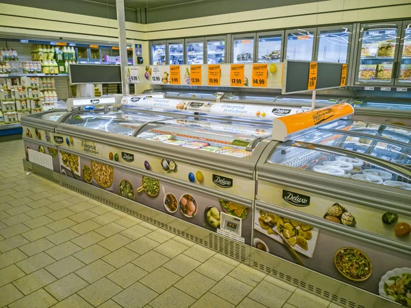 Refrigerador con alimentos congelados y productos lácteos —  Fotos de Stock