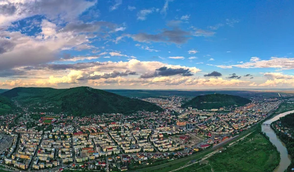 Letecký pohled na město PIATRA NEAMT — Stock fotografie