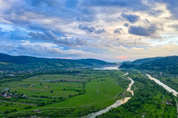 Vallée peuplée en Carpates Roumaines — Photo