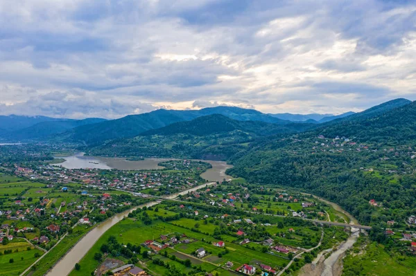 Vesnice v horském údolí, nad výhledem — Stock fotografie