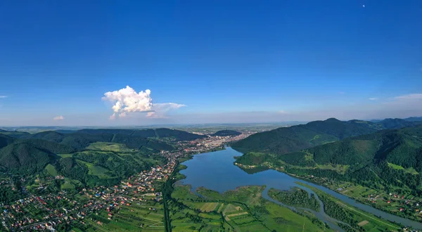 Paisagem aérea de verão de vale verde e cidade de Piatra Neamt — Fotografia de Stock