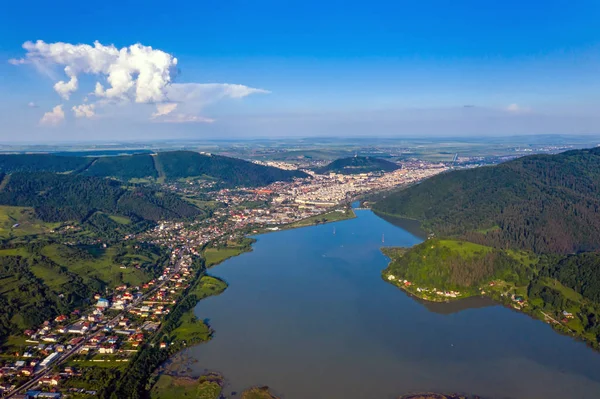 Göl ve şehir, yaz sahnesi yukarıda görünümü — Stok fotoğraf