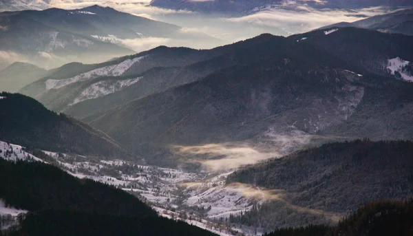 Mattina nebbiosa sulla valle — Foto Stock