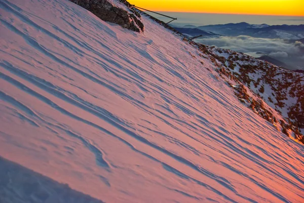 Lumière du soleil réfléchissant sur la neige de montagne — Photo