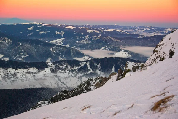 Dağ manzarası güneş doğarken kış — Stok fotoğraf