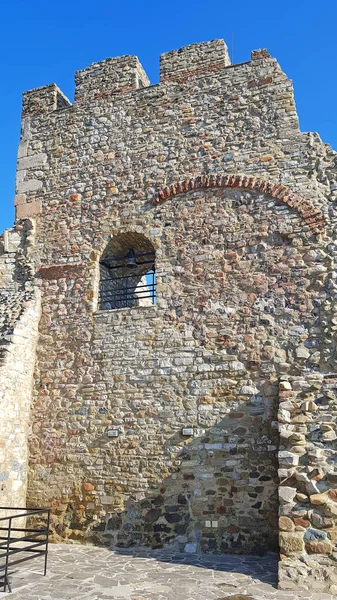 Antico muro della fortezza e cielo blu — Foto Stock