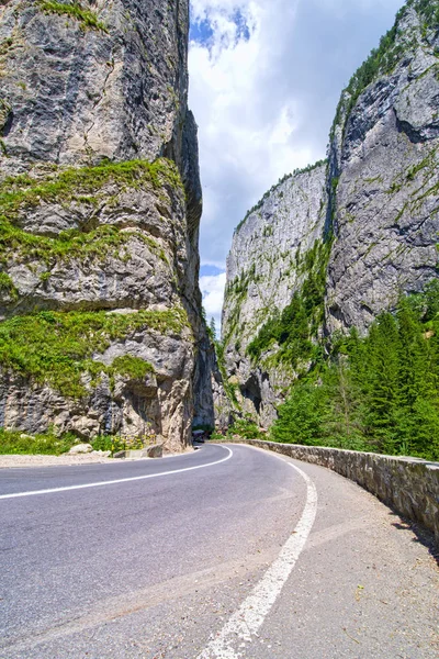 Curvy estrada através de enorme desfiladeiro — Fotografia de Stock