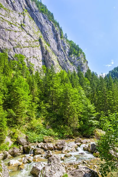 Río sedoso en montañas rocosas —  Fotos de Stock