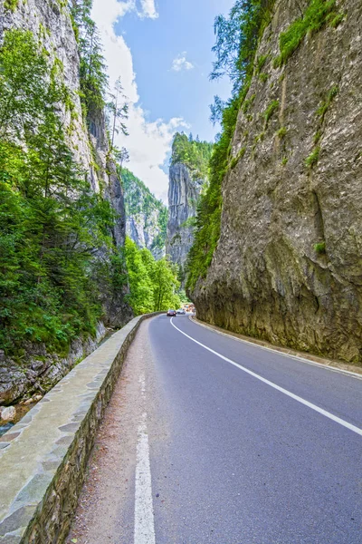 Estrada através de Bicaz Gorge — Fotografia de Stock