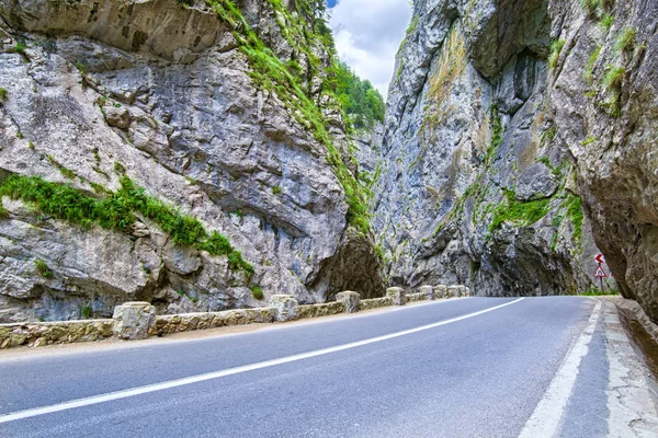 Camino camino entre enormes rocas — Foto de Stock